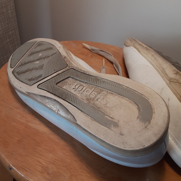 Easy Spirit Shoes - Picture 3 of 5